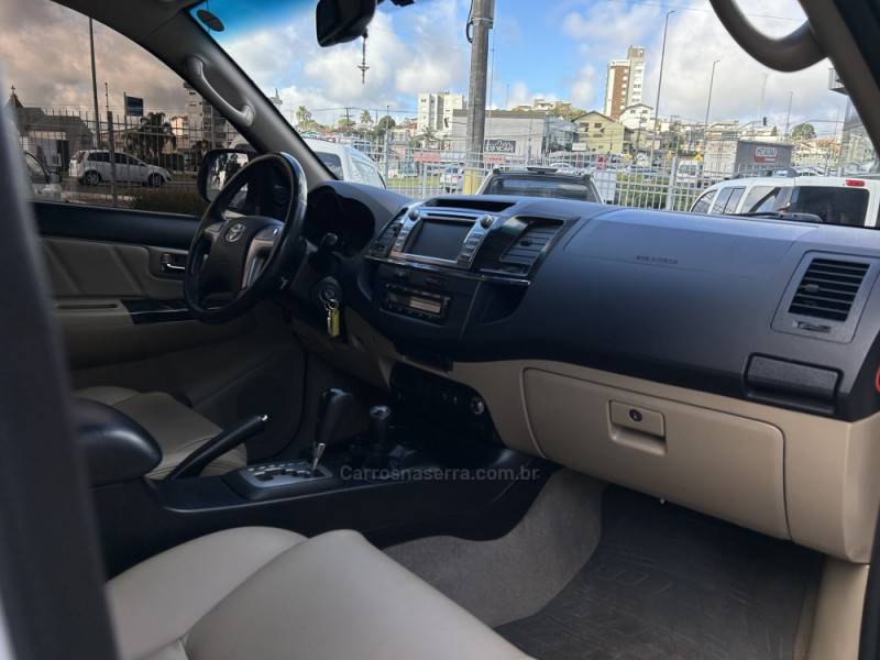 TOYOTA - HILUX SW4 - 2014/2015 - Branca - R$ 165.000,00