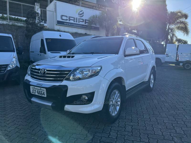 TOYOTA - HILUX SW4 - 2014/2015 - Branca - R$ 158.000,00