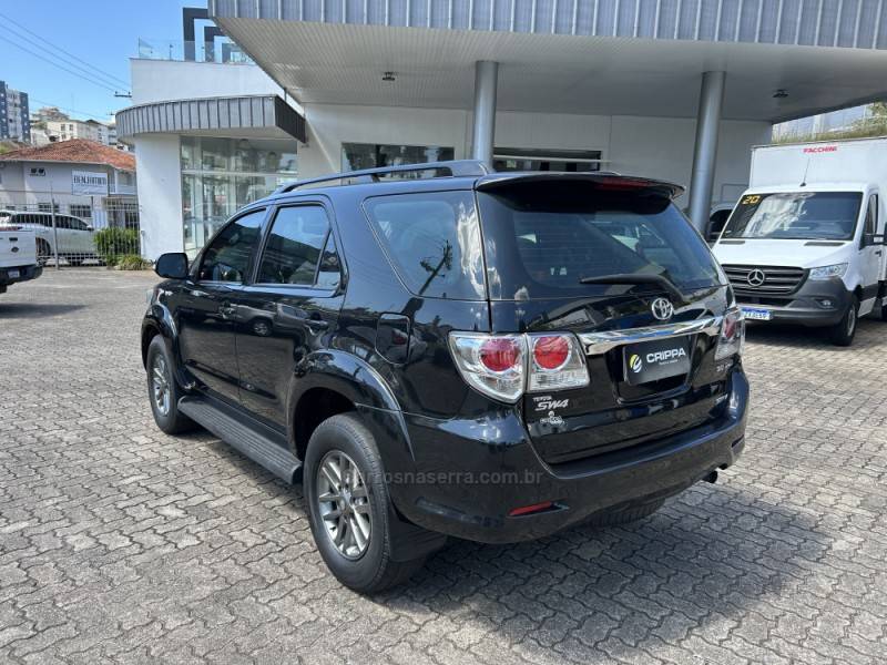 TOYOTA - HILUX SW4 - 2013/2014 - Preta - R$ 148.000,00