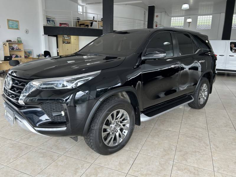 TOYOTA - HILUX SW4 - 2022/2022 - Preta - R$ 320.000,00