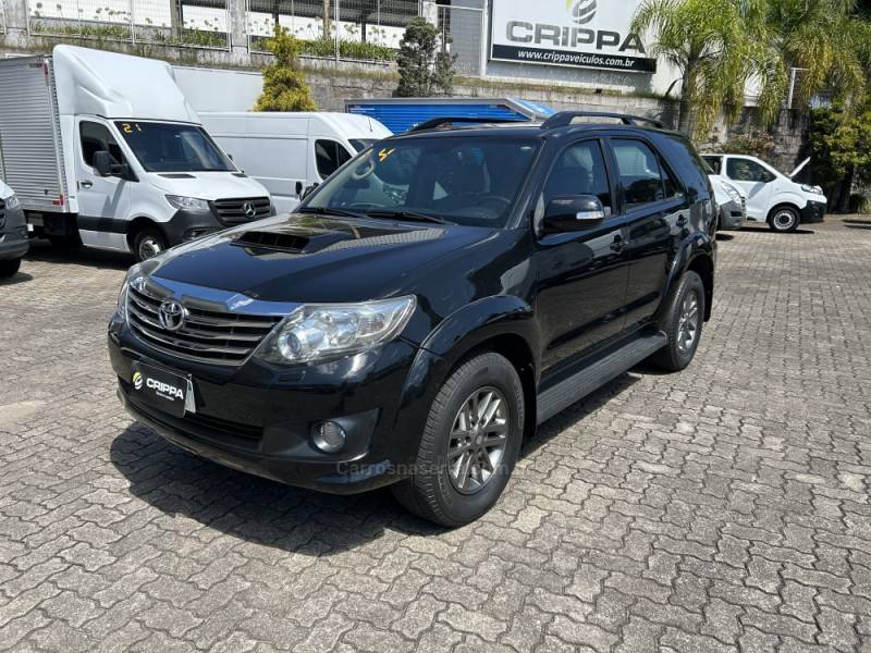 TOYOTA - HILUX SW4 - 2013/2014 - Preta - R$ 148.000,00