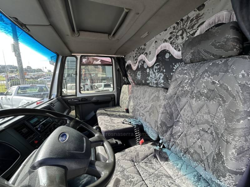 FORD - CARGO 816 - 2015/2015 - Prata - R$ 215.000,00