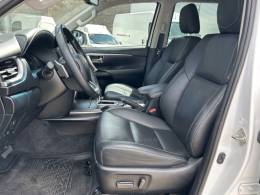 TOYOTA - HILUX SW4 - 2024/2024 - Branca - R$ 365.000,00