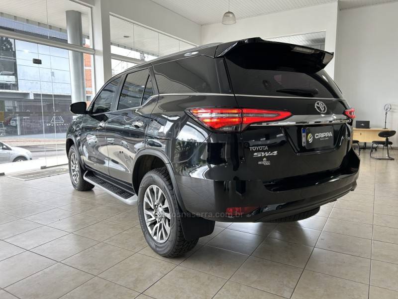 TOYOTA - HILUX SW4 - 2022/2022 - Preta - R$ 320.000,00