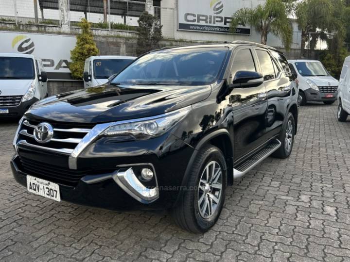 TOYOTA - HILUX SW4 - 2017/2017 - Preta - R$ 220.000,00