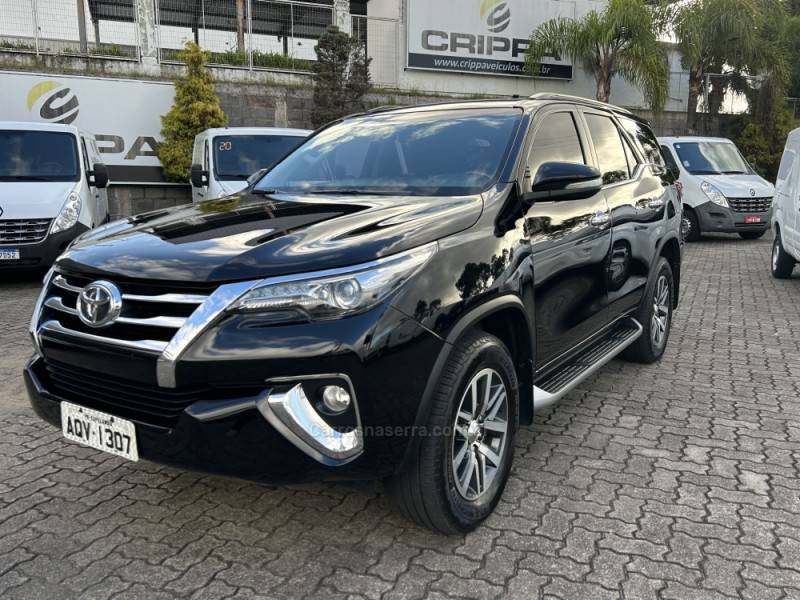 TOYOTA - HILUX SW4 - 2017/2017 - Preta - R$ 220.000,00