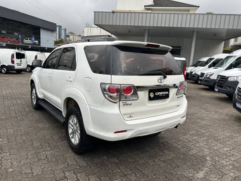 TOYOTA - HILUX SW4 - 2015/2015 - Branca - R$ 155.000,00