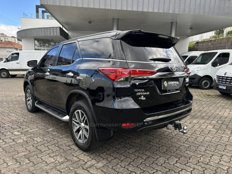 TOYOTA - HILUX SW4 - 2016/2017 - Preta - R$ 220.000,00