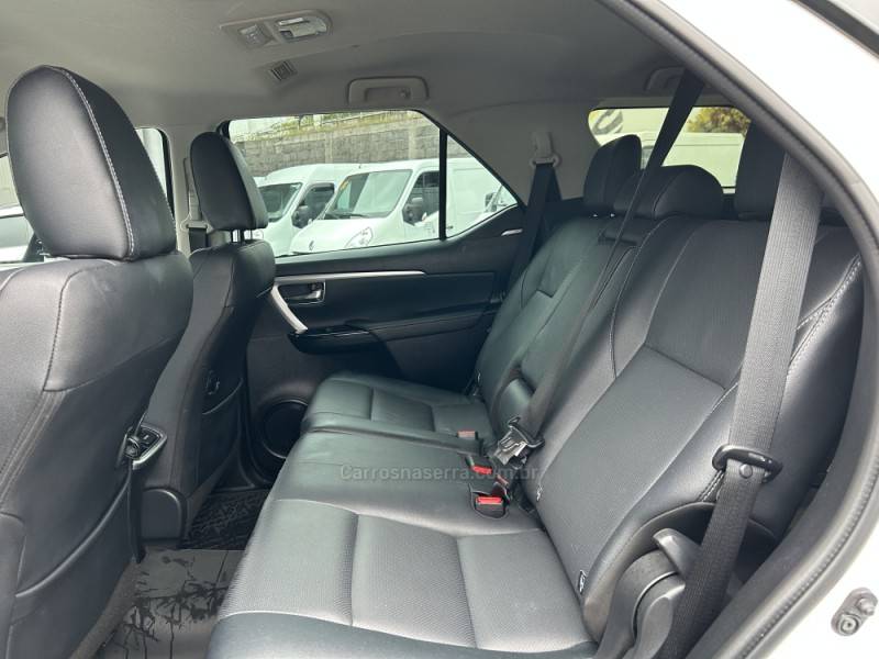 TOYOTA - HILUX SW4 - 2024/2024 - Branca - R$ 373.000,00