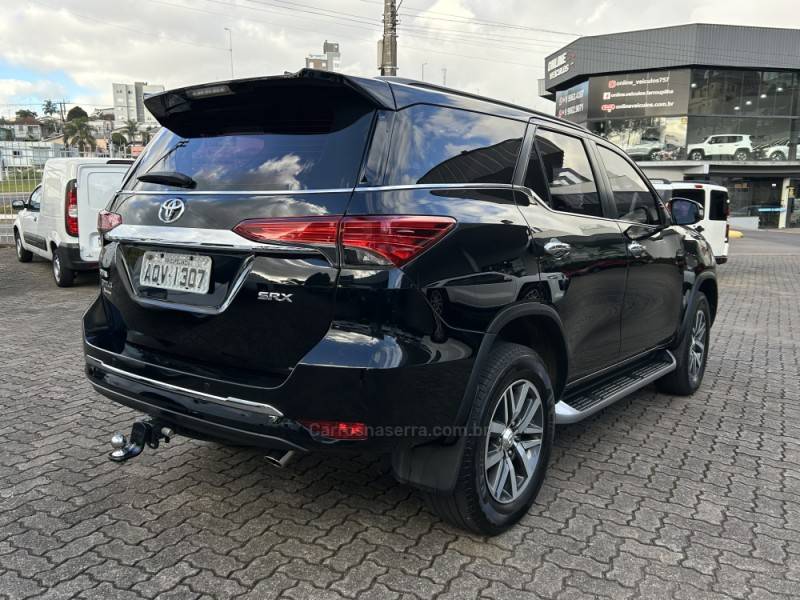 TOYOTA - HILUX SW4 - 2017/2017 - Preta - R$ 220.000,00