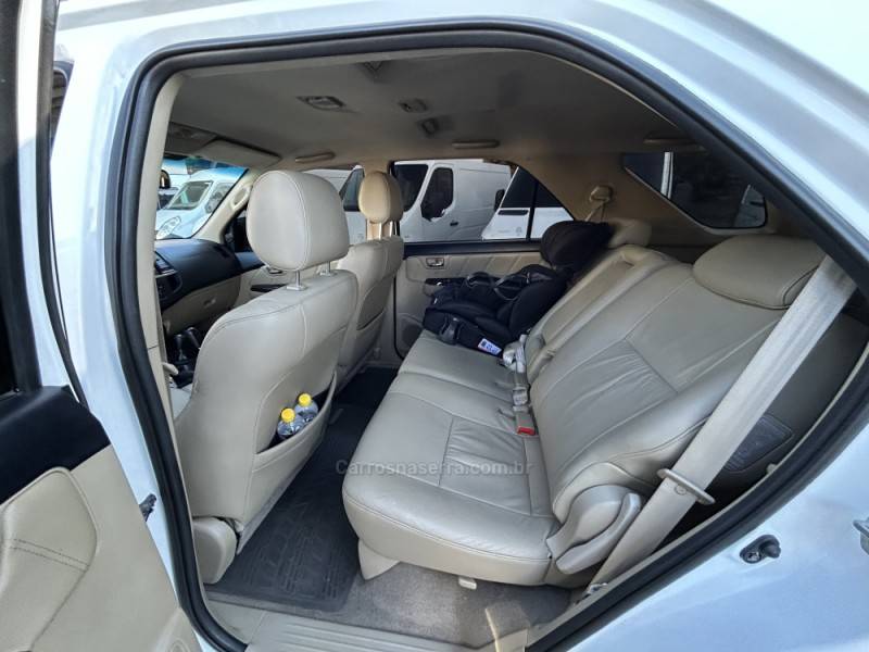 TOYOTA - HILUX SW4 - 2014/2015 - Branca - R$ 158.000,00