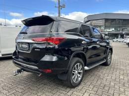 TOYOTA - HILUX SW4 - 2016/2017 - Preta - R$ 220.000,00