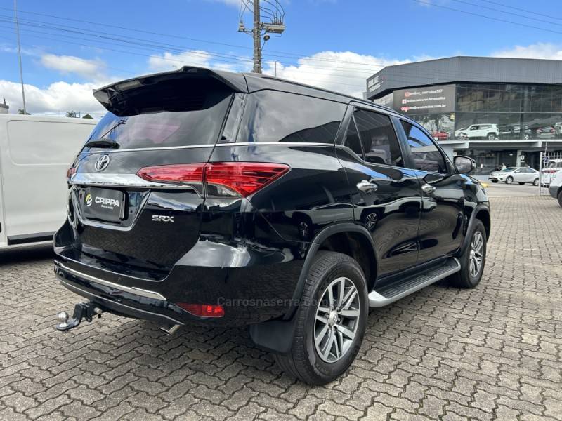 TOYOTA - HILUX SW4 - 2016/2017 - Preta - R$ 220.000,00