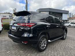 TOYOTA - HILUX SW4 - 2022/2022 - Preta - R$ 315.000,00