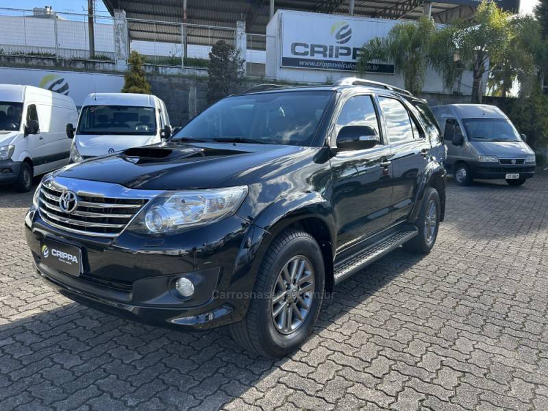 TOYOTA - HILUX SW4 - 2014/2014 - Preta - R$ 150.000,00