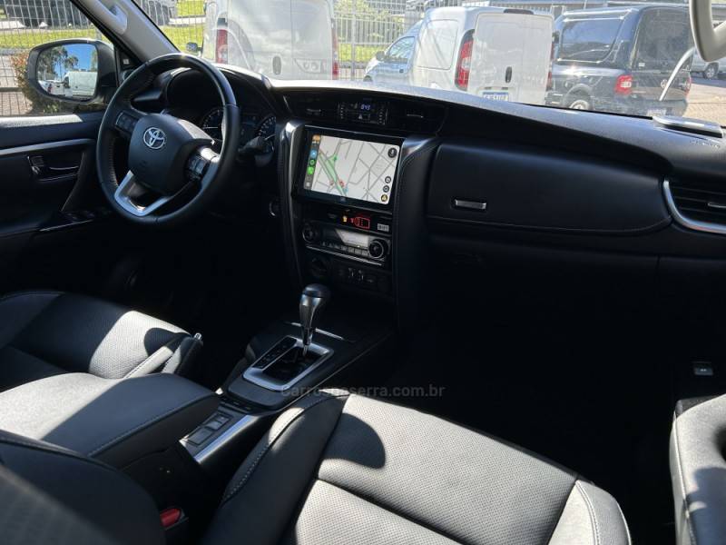 TOYOTA - HILUX SW4 - 2024/2024 - Branca - R$ 385.000,00