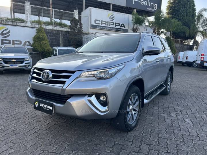 TOYOTA - HILUX SW4 - 2017/2018 - Prata - R$ 235.000,00