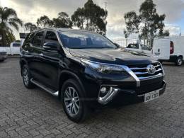 TOYOTA - HILUX SW4 - 2017/2017 - Preta - R$ 220.000,00
