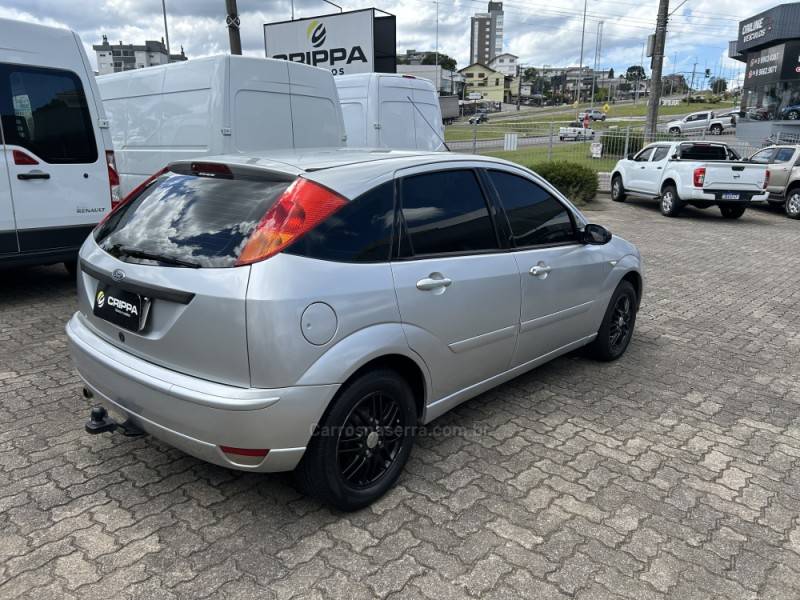 FORD - FOCUS - 2004/2004 - Prata - R$ 19.500,00