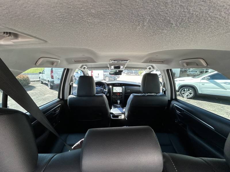 TOYOTA - HILUX SW4 - 2024/2024 - Branca - R$ 385.000,00
