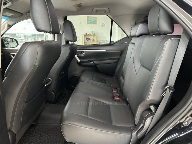 TOYOTA - HILUX SW4 - 2022/2022 - Preta - R$ 320.000,00