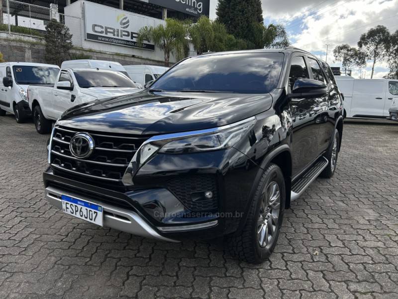 TOYOTA - HILUX SW4 - 2022/2022 - Preta - R$ 315.000,00