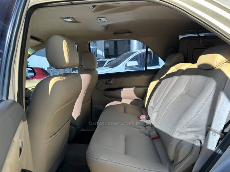 TOYOTA - HILUX SW4 - 2012/2013 - Prata - R$ 139.000,00