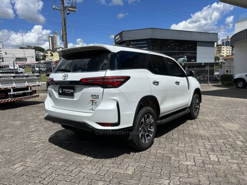 TOYOTA - HILUX SW4 - 2024/2024 - Branca - R$ 365.000,00