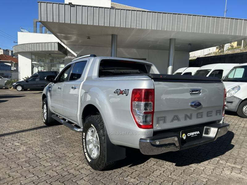 FORD - RANGER - 2013/2014 - Prata - R$ 112.000,00