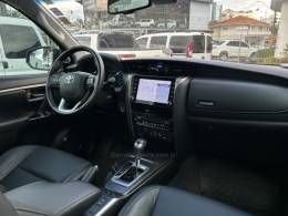 TOYOTA - HILUX SW4 - 2022/2022 - Preta - R$ 315.000,00