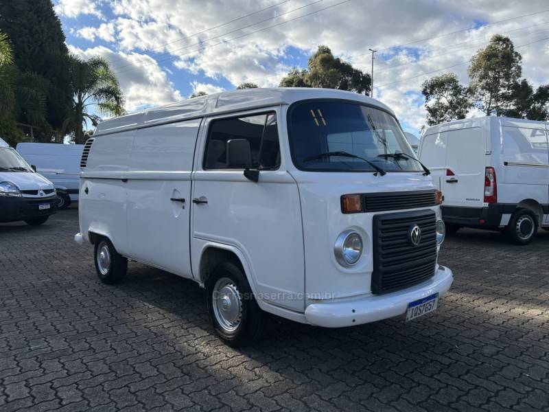 VOLKSWAGEN - KOMBI - 2010/2011 - Branca - R$ 45.000,00