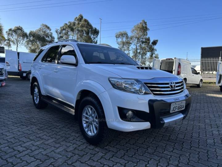 TOYOTA - HILUX SW4 - 2014/2015 - Branca - R$ 158.000,00