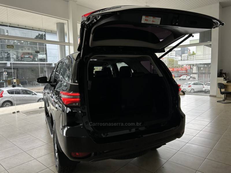 TOYOTA - HILUX SW4 - 2022/2022 - Preta - R$ 320.000,00