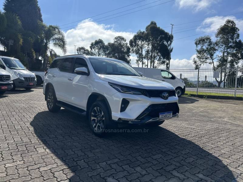 TOYOTA - HILUX SW4 - 2024/2024 - Branca - R$ 373.000,00