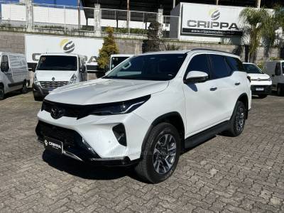 TOYOTA - HILUX SW4 - 2024/2024 - Branca - R$ 385.000,00
