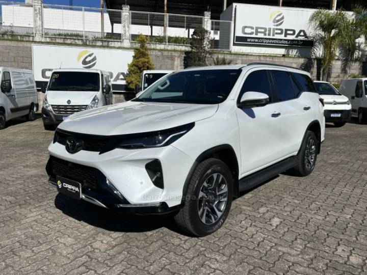 TOYOTA - HILUX SW4 - 2024/2024 - Branca - R$ 385.000,00