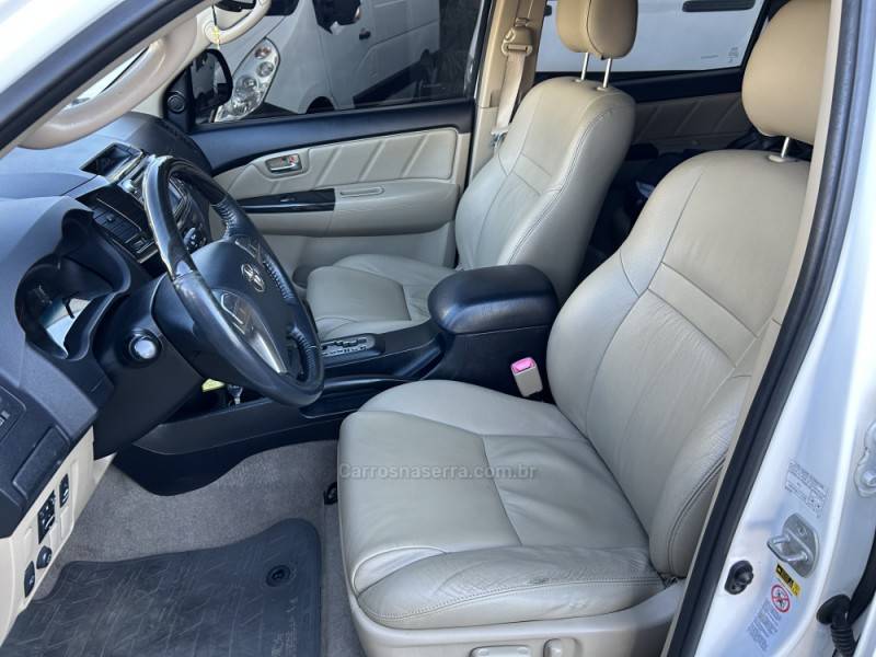 TOYOTA - HILUX SW4 - 2014/2015 - Branca - R$ 158.000,00