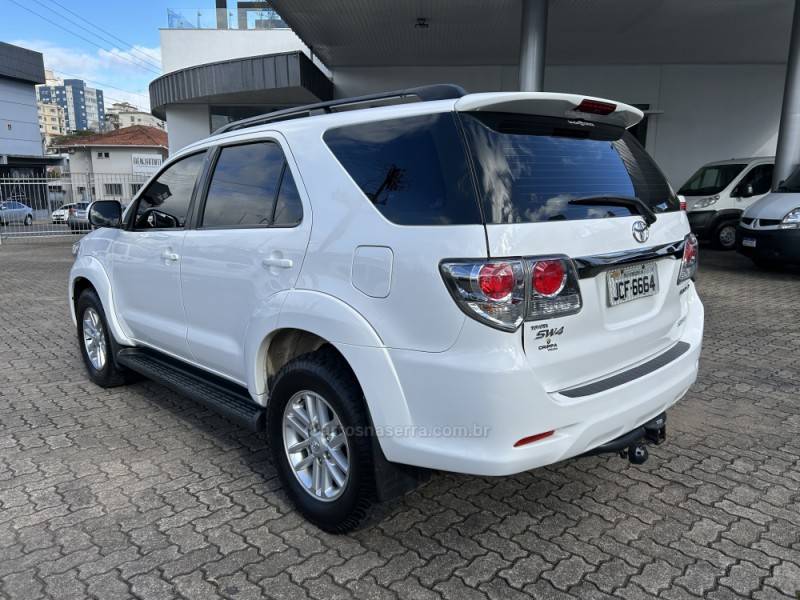 TOYOTA - HILUX SW4 - 2014/2015 - Branca - R$ 165.000,00