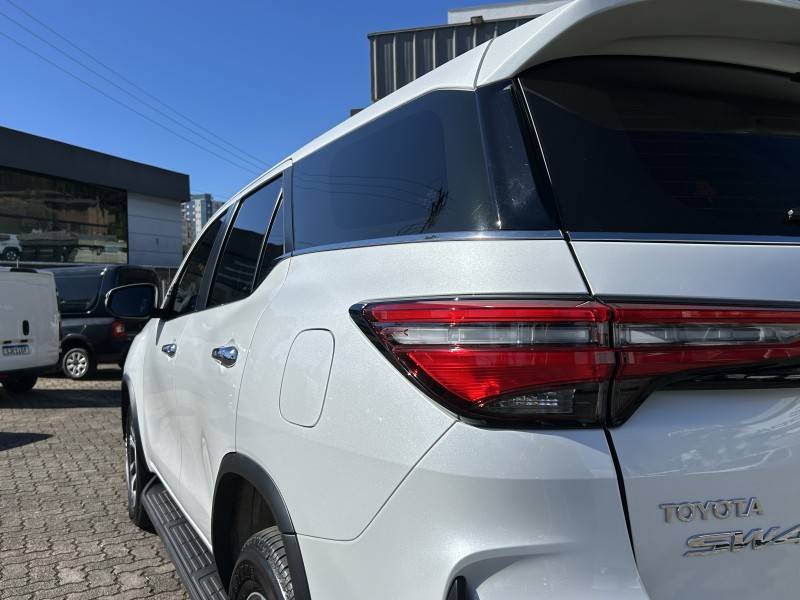 TOYOTA - HILUX SW4 - 2024/2024 - Branca - R$ 385.000,00