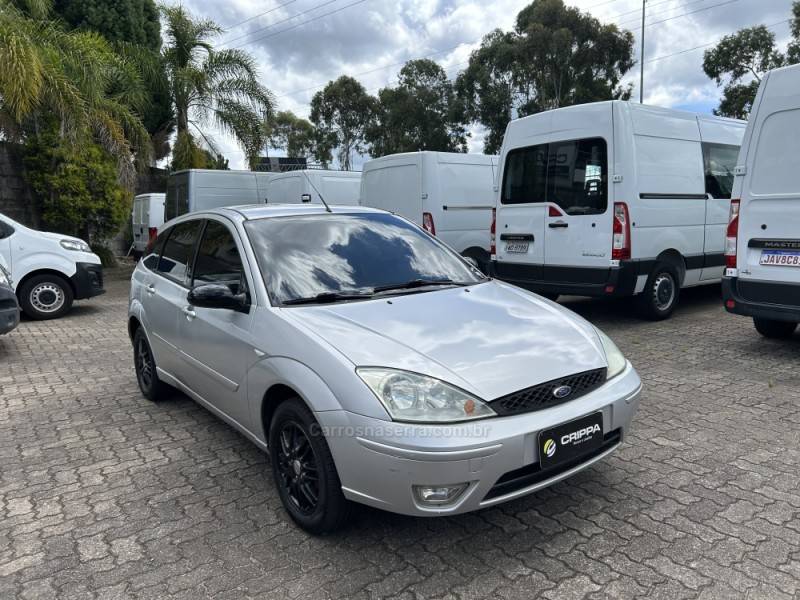 FORD - FOCUS - 2004/2004 - Prata - R$ 19.500,00