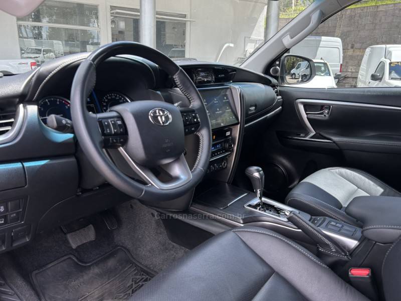 TOYOTA - HILUX SW4 - 2024/2024 - Branca - R$ 365.000,00