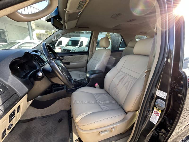 TOYOTA - HILUX SW4 - 2014/2014 - Preta - R$ 150.000,00