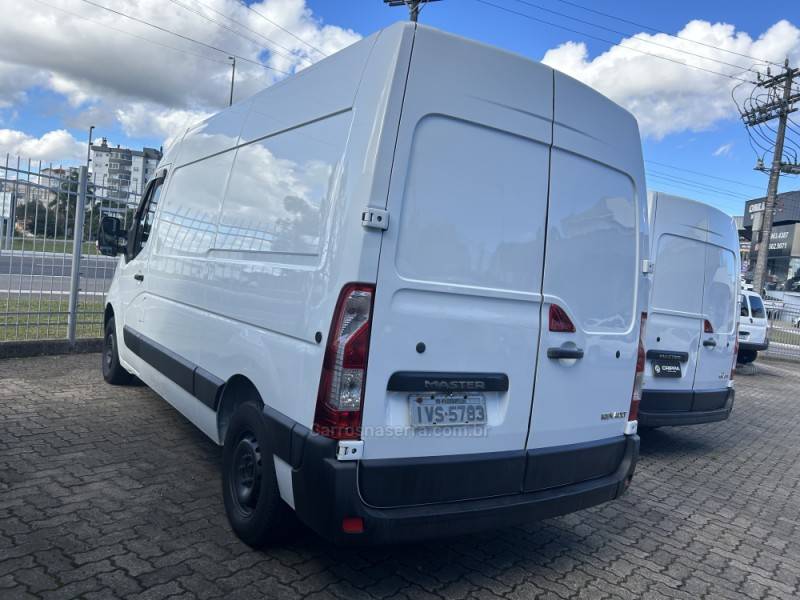 RENAULT - MASTER - 2013/2015 - Branca - R$ 118.000,00