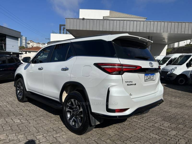 TOYOTA - HILUX SW4 - 2024/2024 - Branca - R$ 373.000,00
