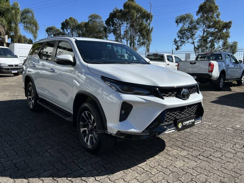 TOYOTA - HILUX SW4 - 2024/2024 - Branca - R$ 385.000,00