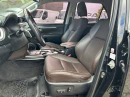 TOYOTA - HILUX SW4 - 2016/2017 - Preta - R$ 220.000,00