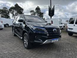 TOYOTA - HILUX SW4 - 2022/2022 - Preta - R$ 315.000,00