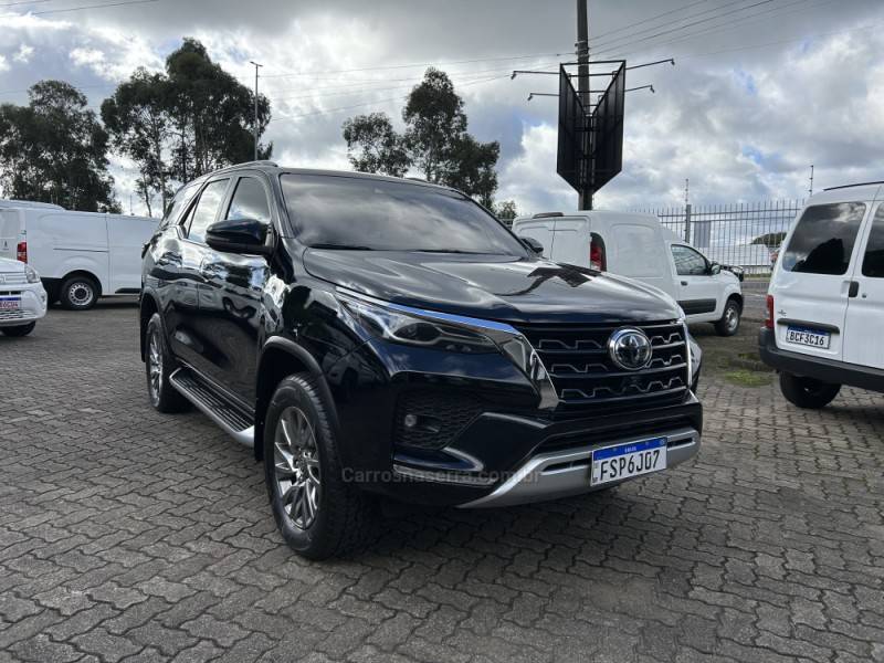 TOYOTA - HILUX SW4 - 2022/2022 - Preta - R$ 315.000,00