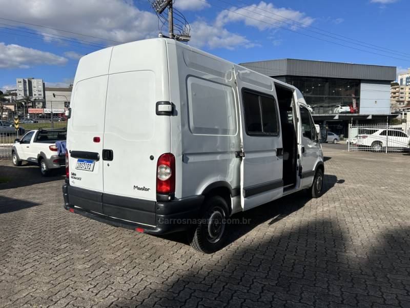 RENAULT - MASTER - 2010/2011 - Branca - R$ 105.000,00