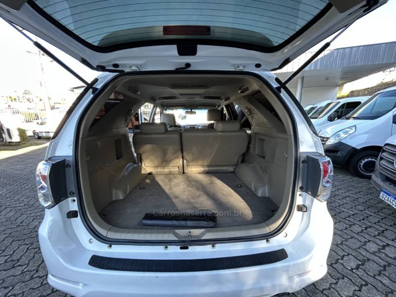 TOYOTA - HILUX SW4 - 2014/2015 - Branca - R$ 158.000,00
